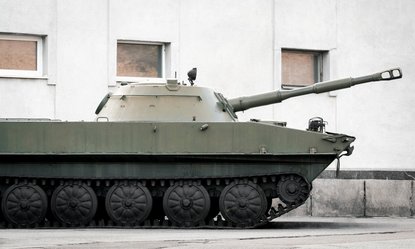 Militärische Armeeausrüstung Panzer auf einer Stadtstraße in der Ukraine