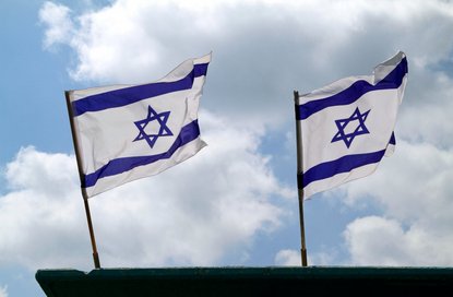 Zwei Israel-Flaggen wehen im Wind